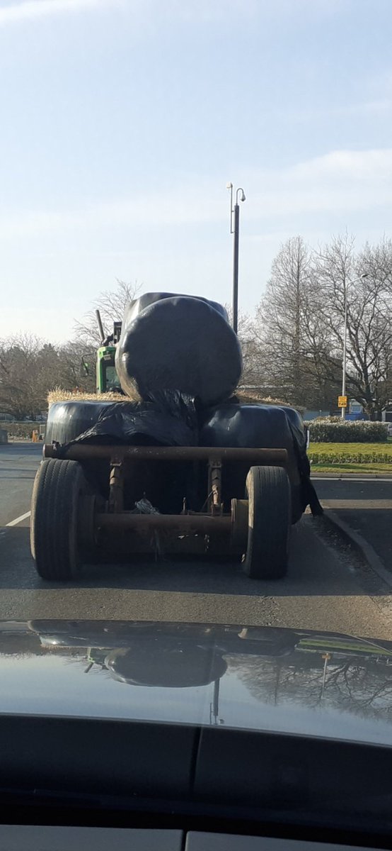 avtservicesltd's tweet photo. @tilly_trailer 
Room for improvement here? How many infringements? No wonder public perception of Farm traffic on road so bad. https://t.co/g3X2esIH5g