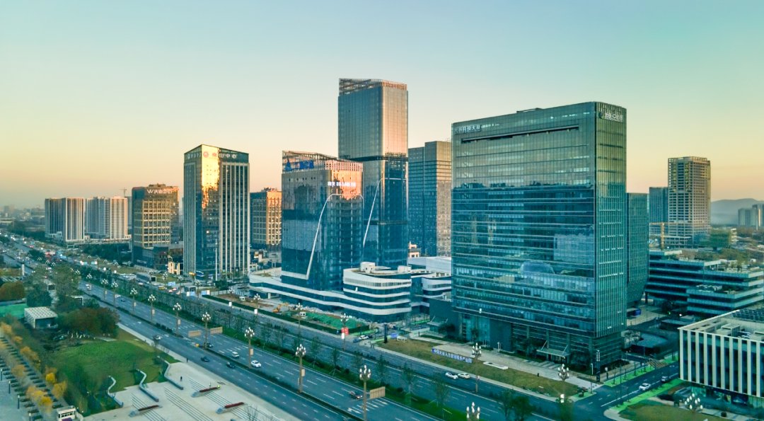 OpticsValleyCN's tweet photo. A new landmark!🌟

With an area of 103,000 sqm, OVC Sci-Tech Building will feature multiple functions, and become the new home to high-end financial companies, technology firms and human resource institutions.🏢💲👨‍💼 #OVCLandmark https://t.co/LnY9NXZVFx