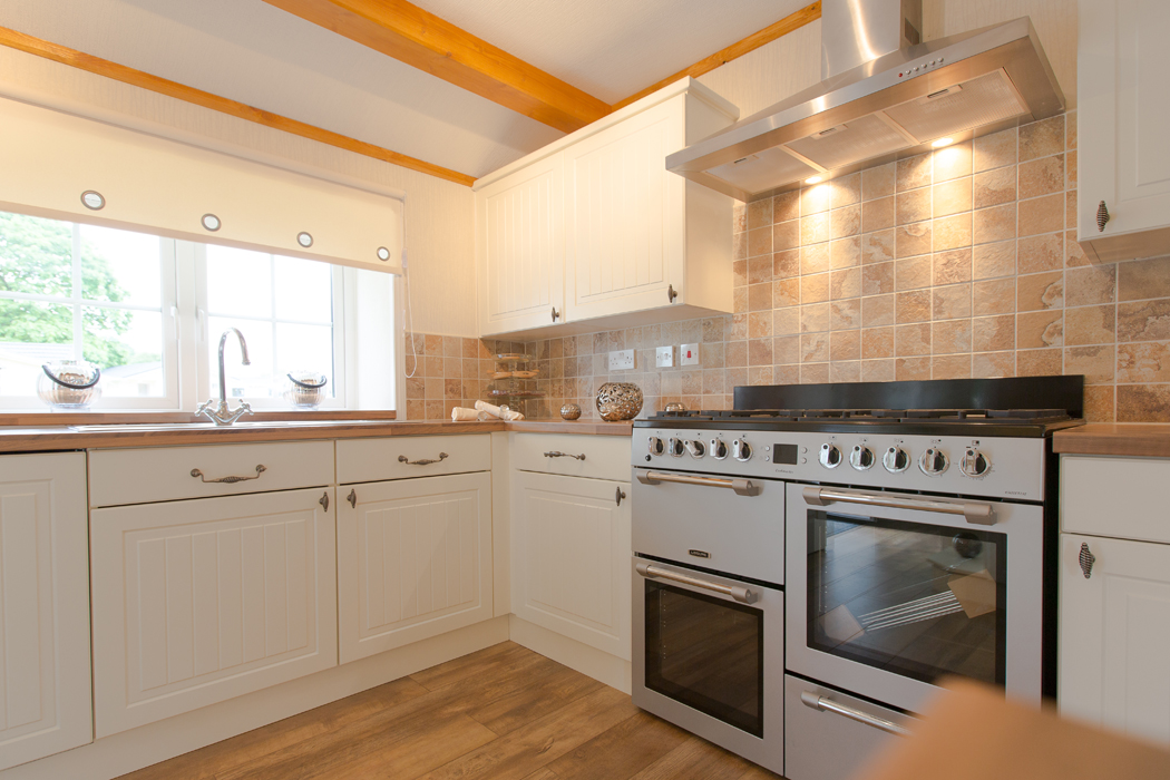 hayes_park's tweet photo. Avoid the hassle of selling your property when buying a residential park home &amp; Achieve 100% Market Value and save £££'s with no Agent Fee's to pay. Available at all locations and better yet you can use this with our Bespoke design your own home service https://t.co/hhiLrJjeny https://t.co/8mIS8gywcy