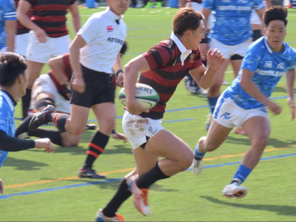 HidekiTakahash5's tweet photo. 金沢市営球技場
石川県ラグビーフットボール協会
創立70周年記念試合
オール早稲田、オール石川戦から

ディフェンスのギャップを鮮やかにブレイクするFB河瀬諒介！ https://t.co/RXLr7fETPh