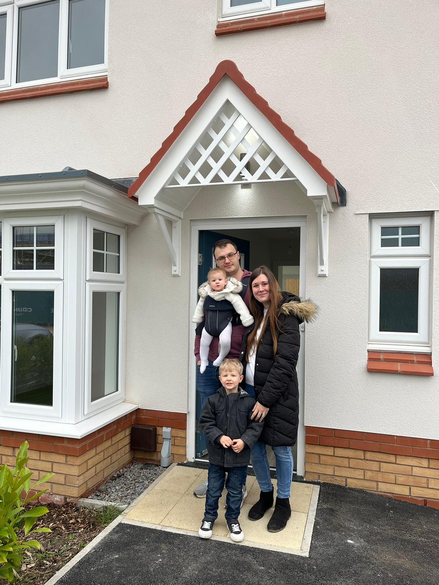 We love to see happy customers in their new Homes! We’re delighted to have welcomed our first residents to our new development at Lindley Village, Leigh. This scheme of 87 affordable homes is being delivered in partnership with <a href="/Countryside_NW/">Countryside North</a> &amp; <a href="/wilcowan/">WCP</a> #BuildingGreatness