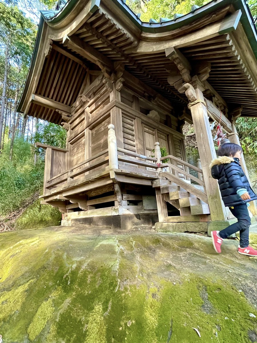 taneshue's tweet photo. 初めて来た梶原御霊神社は本殿からの眺めが最高。「鎌倉殿の13人」を見て改めて思うのは
800年前のこの土地での権力闘争の半端なさと恨みつらみ・数多の因縁が渦巻いている事。
#鎌倉殿の13人 
#梶原御霊神社 
#母校のすぐ近く
#鎌倉権五郎景政 
#梶原景時 
#頼朝の右腕 
#中村獅童 
#良い味出してる https://t.co/7VzbhysmPA