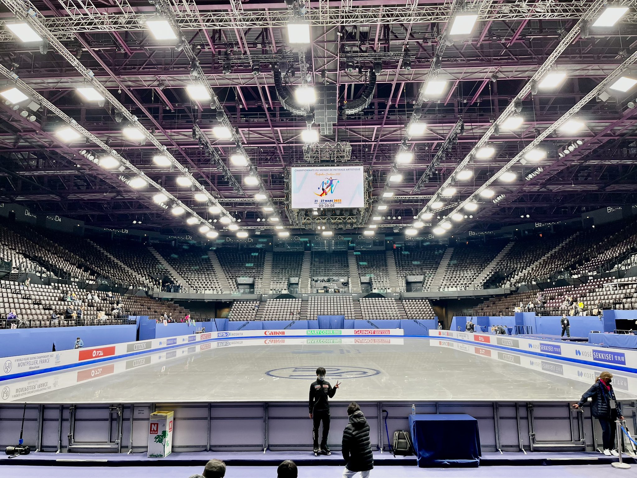 Masashi Inoue 井上将志 鍵山優真 Yuma Kagiyama05 メインリンクでの初練習前に記念撮影 宇野昌磨 友野一希 Naniwatomono は公式練習スキップとの情報 カナダのkeegan Messingと2人だけの練習に 宇野は時差のないスイスから移動 友野はクープド