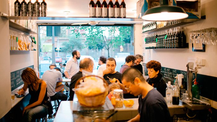 🥃 <a href="/MorroFi/">Morro Fi</a>
📍 Barcelona
Un bar minúsculo que ha recuperado el vermut con el sello de diseño barcelonés. Un clásico con guiños en el que el vermut la estrella
tapasmagazine.es/donde-celebrar…