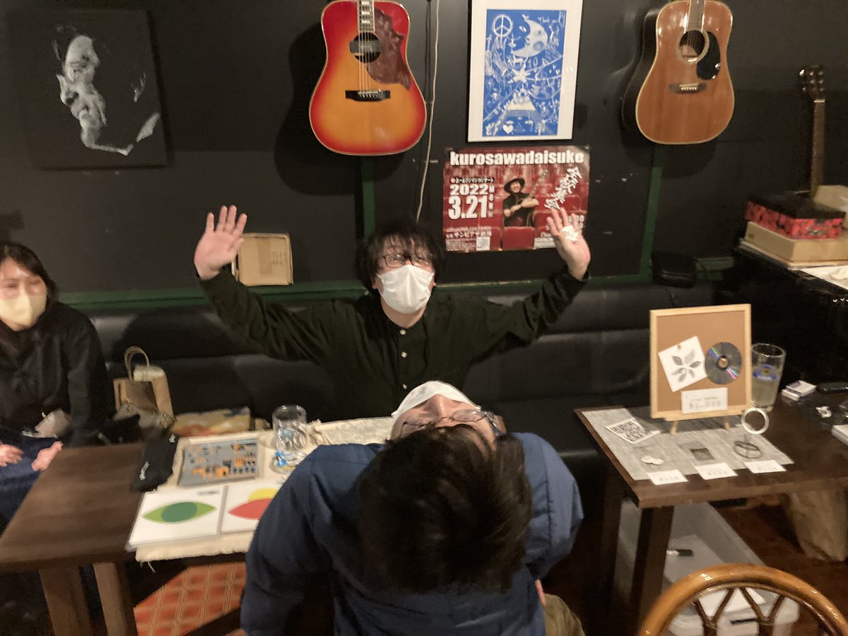 ペーパームーンの出演者の物販は
ペーパームーン受付の隣で販売しております！

気になったアーティストがいたら是非覗いていただけたらと思います！