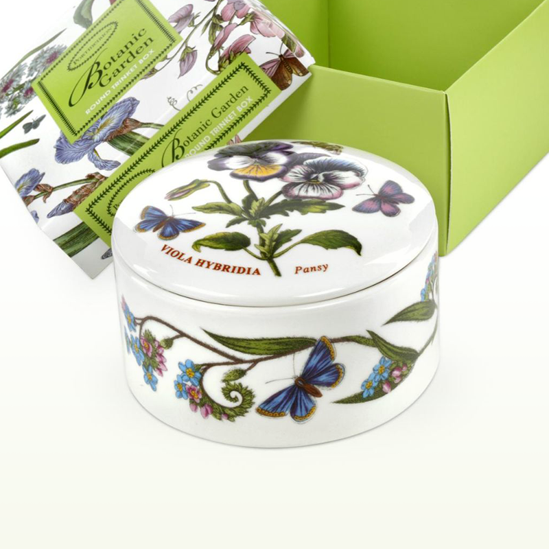 The_Chinashop's tweet image. Featuring botanical paintings of pansies and forget-me-nots on a smooth cream background, this piece reminds us of spring time! ow.ly/fgsB50IgM7q

#BotanicGarden #Garden #Flowers #Nature #TrinketBox #Home #Decor #Gift #Giftideas