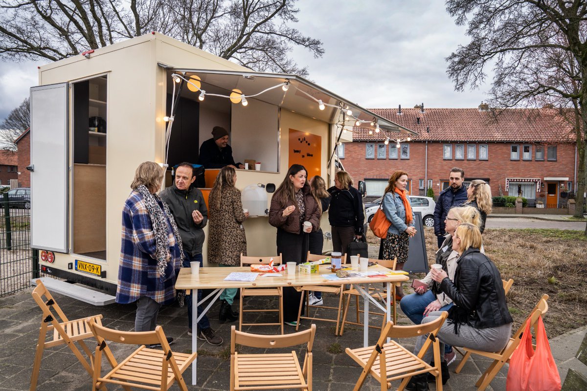 Er rijdt een nieuwe mobiele ontmoetingsplek door de Eindhovense buurten! Hij wordt gebruikt voor verschillende activiteiten en door allerlei organisaties. En de buurt is altijd van harte welkom. wijeindhoven.nl/nieuws/bus-als….