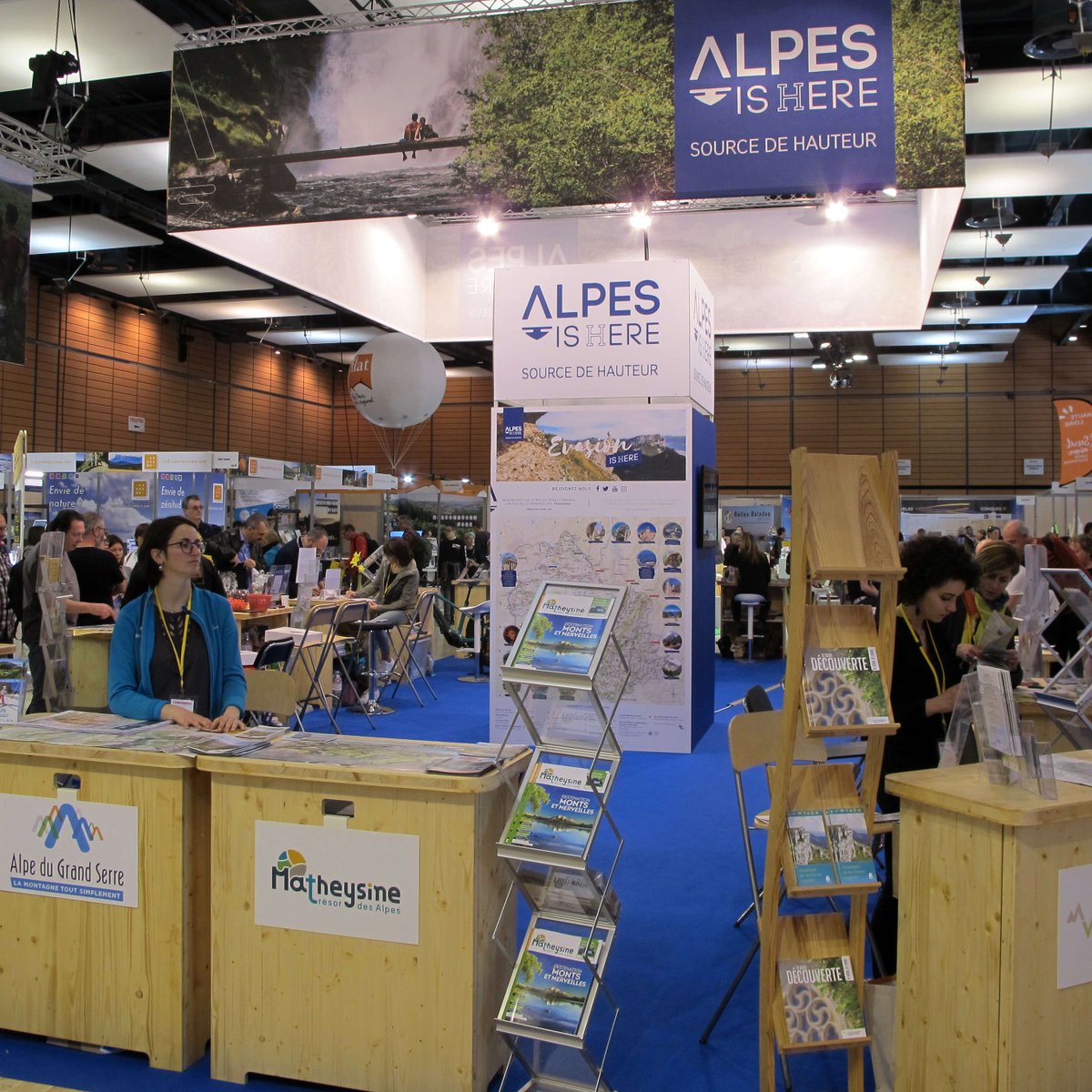 alpes_ishere's tweet photo. Le Salon de la #rando est de retour à #Lyon ! 🥾
📆 Du 25 au 27 mars, la destination de l'Isère sera largement représentée sous la bannière #alpesishere.
Le stand de 72 m² permettra l'accueil et la valorisation de l'offre outdoor de 11 partenaires.🍃 https://t.co/wdbMbAKndg