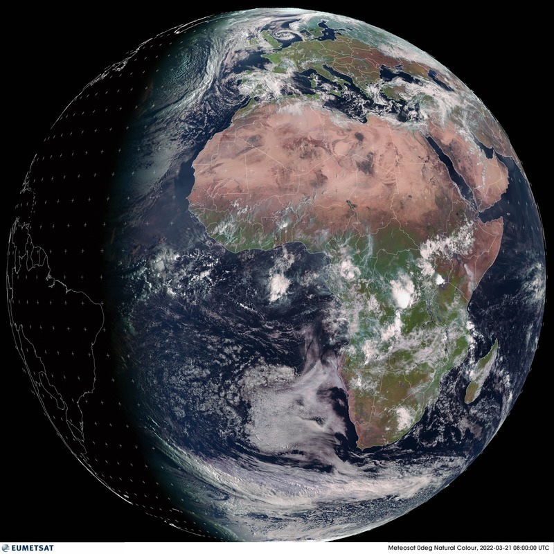 Speaking of the Sun, yesterday was #SpringEquinox 2022 in the Northern Hemisphere (20 March, 15:33 GMT/16:33 CET), when the Sun was positioned exactly above the equator, meaning we get equal hours of daylight and dark. This <a href="/eumetsat/">EUMETSAT</a> pic from this morning 08:00 GMT/09:00 CET 👇