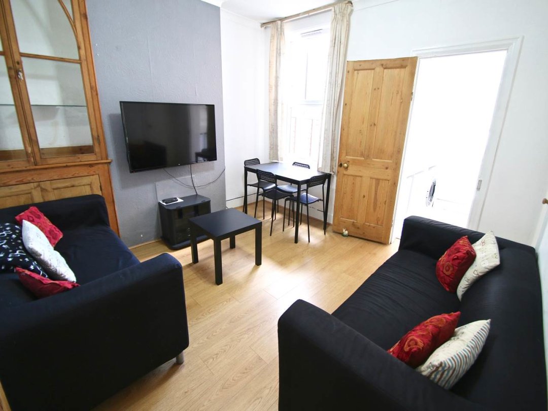 studentplaces_'s tweet photo. 41 St Martin's Road 🏡🎓

A great 5 bed property located just a 5 minute walk from CCCU! 🚶

This house has a modern and bright kitchen and lounge 🛋 the bedrooms are great sizes and fully furnished 🛌

Go to our website to find out more or send us an email 🌐📧 https://t.co/LX4Y54SxaG