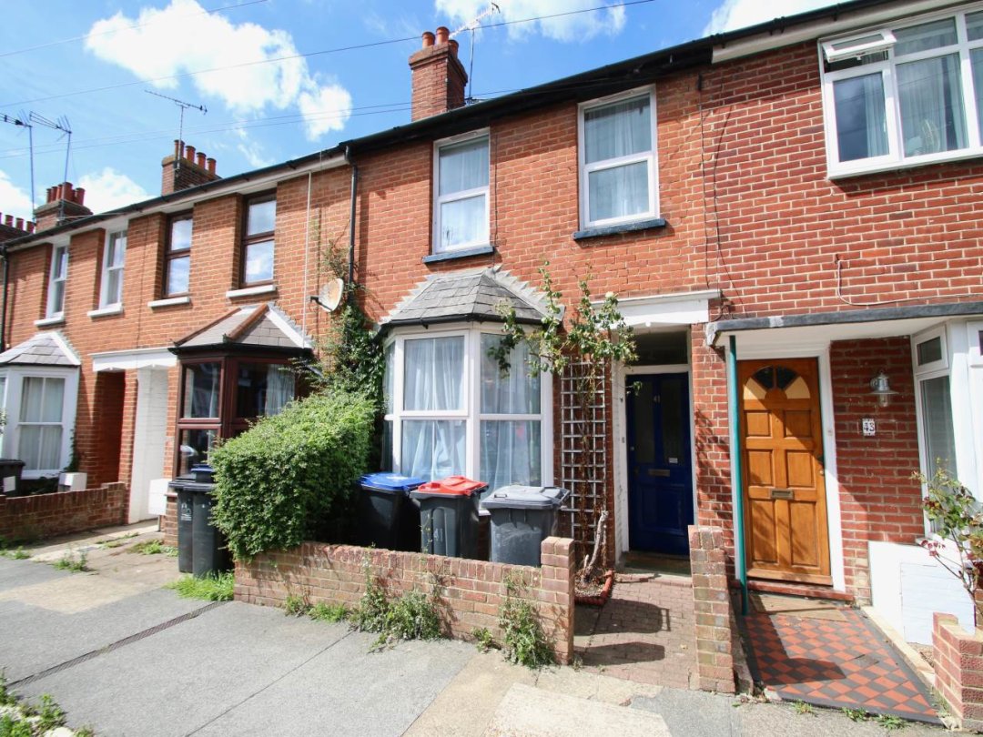 41 St Martin's Road 🏡🎓

A great 5 bed property located just a 5 minute walk from CCCU! 🚶

This house has a modern and bright kitchen and lounge 🛋 the bedrooms are great sizes and fully furnished 🛌

Go to our website to find out more or send us an email 🌐📧