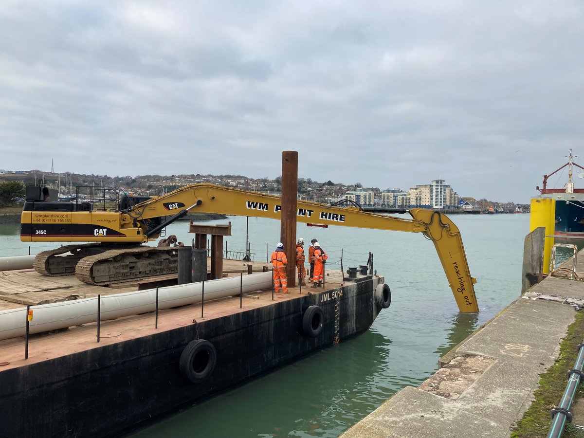 wmplanthire's tweet photo. Keeping busy in the #marine sector!
Working from the water our impressive 25.5m #CAT345 long reach has been reaching the depths required at East Quay #Newhaven with @TMSMaritime https://t.co/OYxKWenUhM