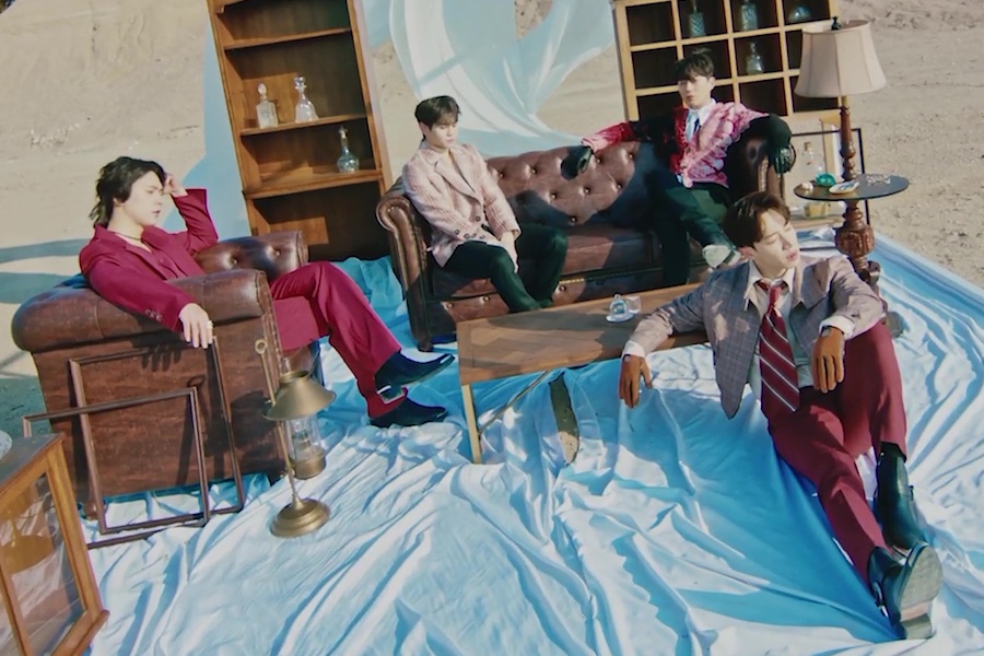 soompi's tweet photo. WATCH: #Highlight Is Stuck In A "DAYDREAM" In Smooth Comeback MV 
https://t.co/4VuBxXYHMe https://t.co/2u4rfEVpmY