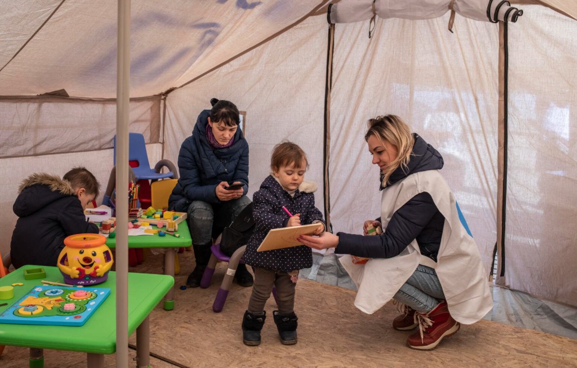 Una psicóloga ayuda a las niñas y los niños a expresar lo que sienten en uno de nuestros puntos azules en la frontera entre #Ucrania y Moldavia.
Estos espacios, que estamos habilitando con vuestro apoyo, brindan seguridad y servicios vitales a las familias que huyen de la guerra