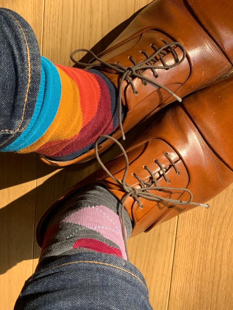 Anders zijn is dik oké. Daarom draag ik jaarlijks op #WorldDownSyndromeDay twee verschillende sokken. Door hun zorgvraag is het soms gemakkelijk om te vergeten wat voor unieke persoonlijkheden deze mensen hebben. Laat ons hen alle kansen bieden om hun dromen te verwezenlijken.