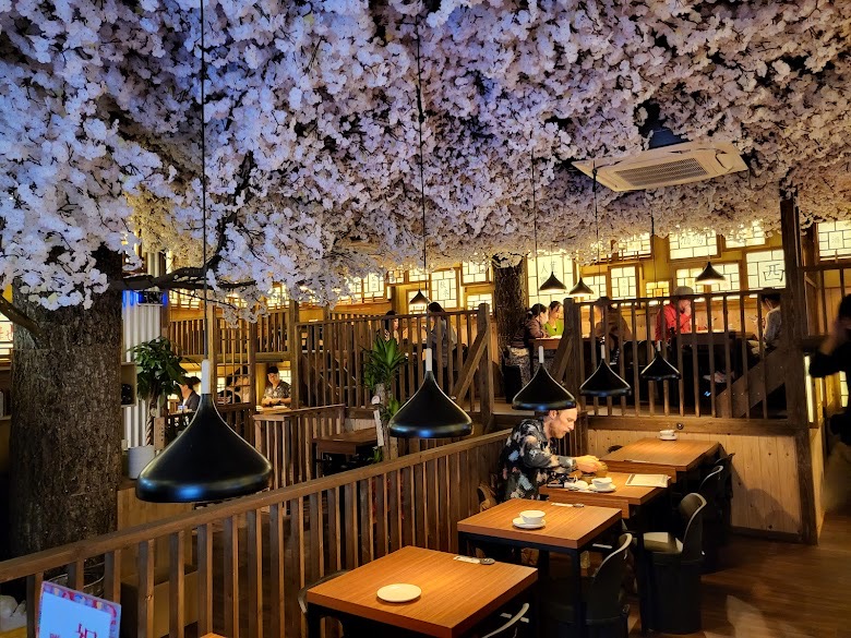 d241681's tweet photo. 人生酒場【那覇市】

とても迫力のある外観。
東京でバズった人生酒場が遂に沖縄上陸。
⁡店内の上空には桜が満開。
これまたオシャレな店内。

⁡日本では珍しい唯一のチヂミ専門店
との事もありチヂミの種類はとても多く
どれも美味しそう。 https://t.co/j3mei7byaD