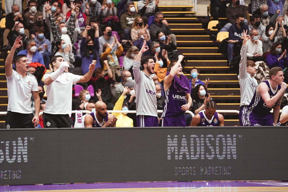 CBC_Valladolid's tweet photo. 💜👏 Un equipo y una familia. ¡Todos empujando desde el banquillo para sumar una victoria importante!

@UEMC #PucelaBasket https://t.co/UbeXzJ0YRy