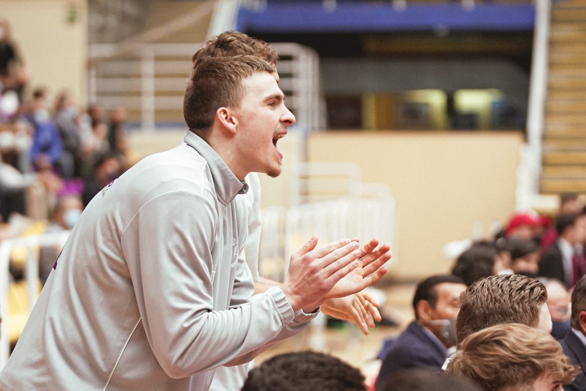 CBC_Valladolid's tweet photo. 💜👏 Un equipo y una familia. ¡Todos empujando desde el banquillo para sumar una victoria importante!

@UEMC #PucelaBasket https://t.co/UbeXzJ0YRy