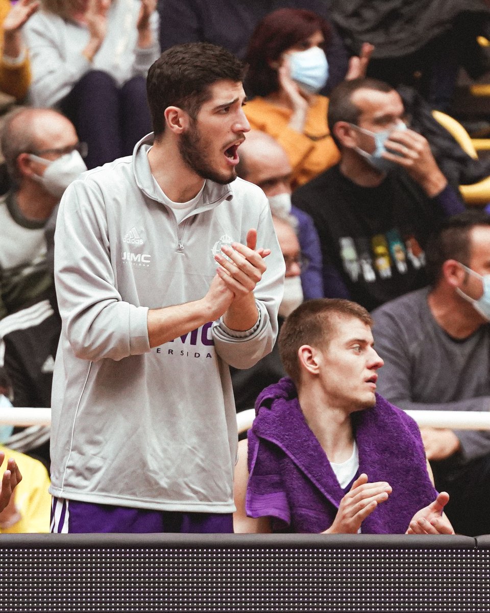CBC_Valladolid's tweet photo. 💜👏 Un equipo y una familia. ¡Todos empujando desde el banquillo para sumar una victoria importante!

@UEMC #PucelaBasket https://t.co/UbeXzJ0YRy