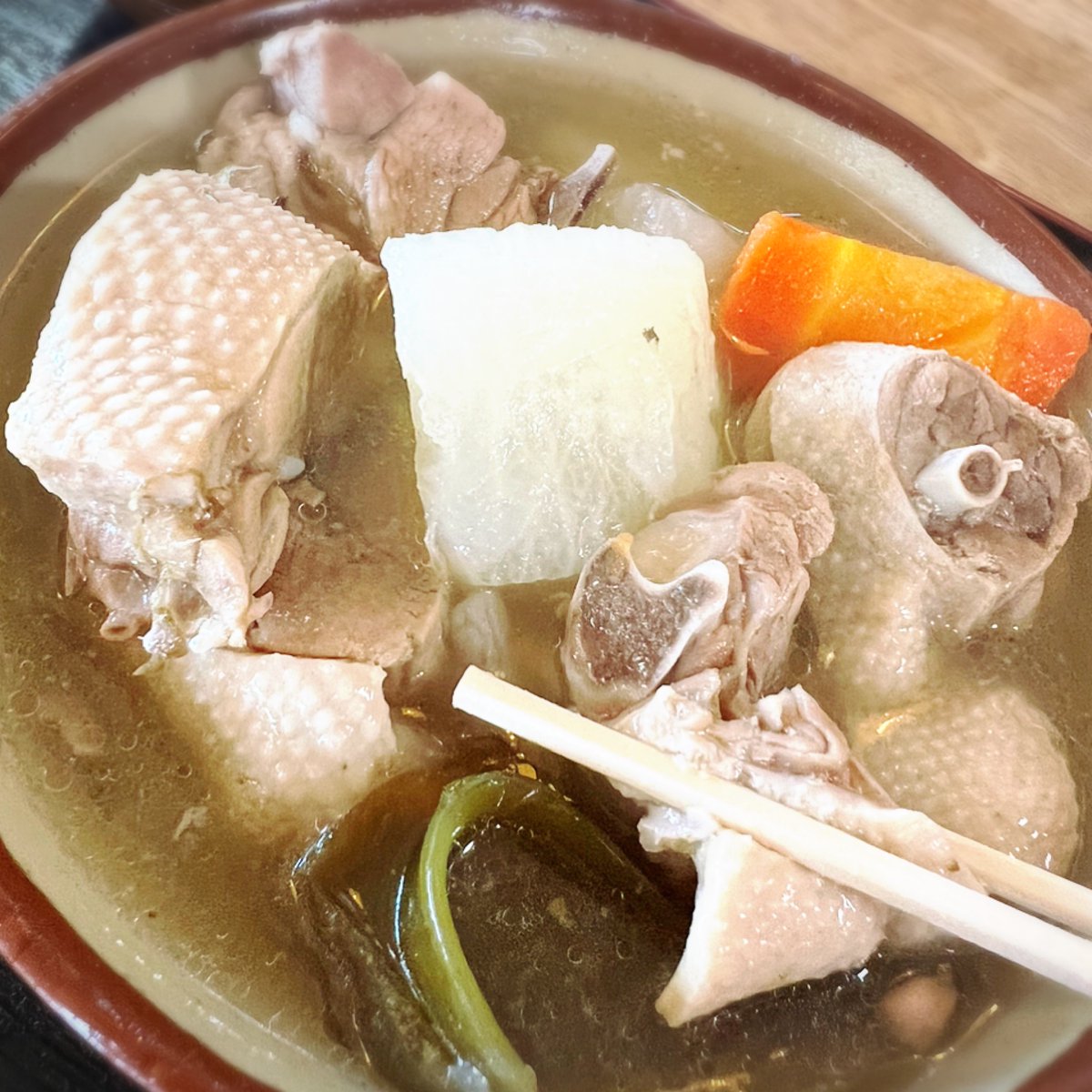 d241681's tweet photo. まんぷく食堂【南城市】
秘密のケンミンショーでも取り上げられた
名店まんぷく食堂
牛汁、ヤギ汁、アヒル汁、馬汁
と汁のメニューがとても豊富‼︎
アヒルの肉だけでは無く、大根、人参、昆布が
ゴロゴロと入った具だくさんの汁は
溢れ出る寸前まで汁が入っています

とても美味しくて満足しました✨ https://t.co/i8EOv3dMpv