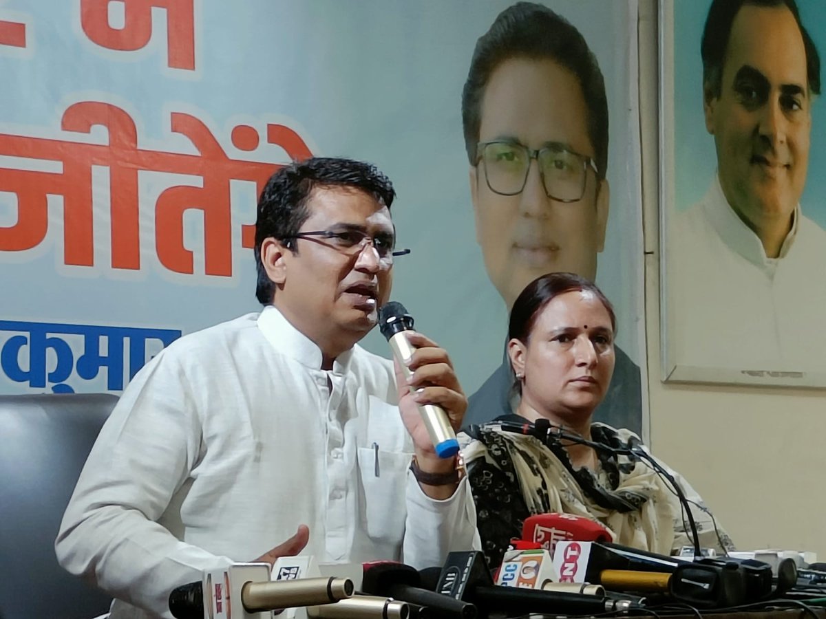 INCDelhi's tweet photo. दिल्ली प्रदेश कांग्रेस अध्यक्ष श्री @Ch_AnilKumarINC प्रदेश कार्यालय में पत्रकारों को संबोधित करते हुए साथ में @MahilaCongress महासचिव श्रीमती @neetuvermasoin कम्युनिकेशन डिपार्टमेंट वाइस चेयरमैन श्री @anujattrey https://t.co/Aj4eCUXooa