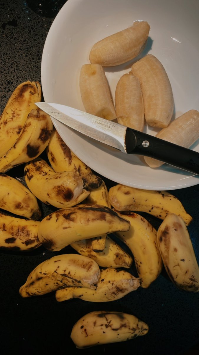 ArshiKhaleel's tweet photo. Appreciation post to the neighborhood fruit/veg shop for giving me the overripe bananas for free which I usually buy from other shops. For anyone interested, I clean these up, freeze them and use them for smoothies to round up a meal on busy afternoons &amp; nights. #mealhack https://t.co/WsJXLLW8Vv