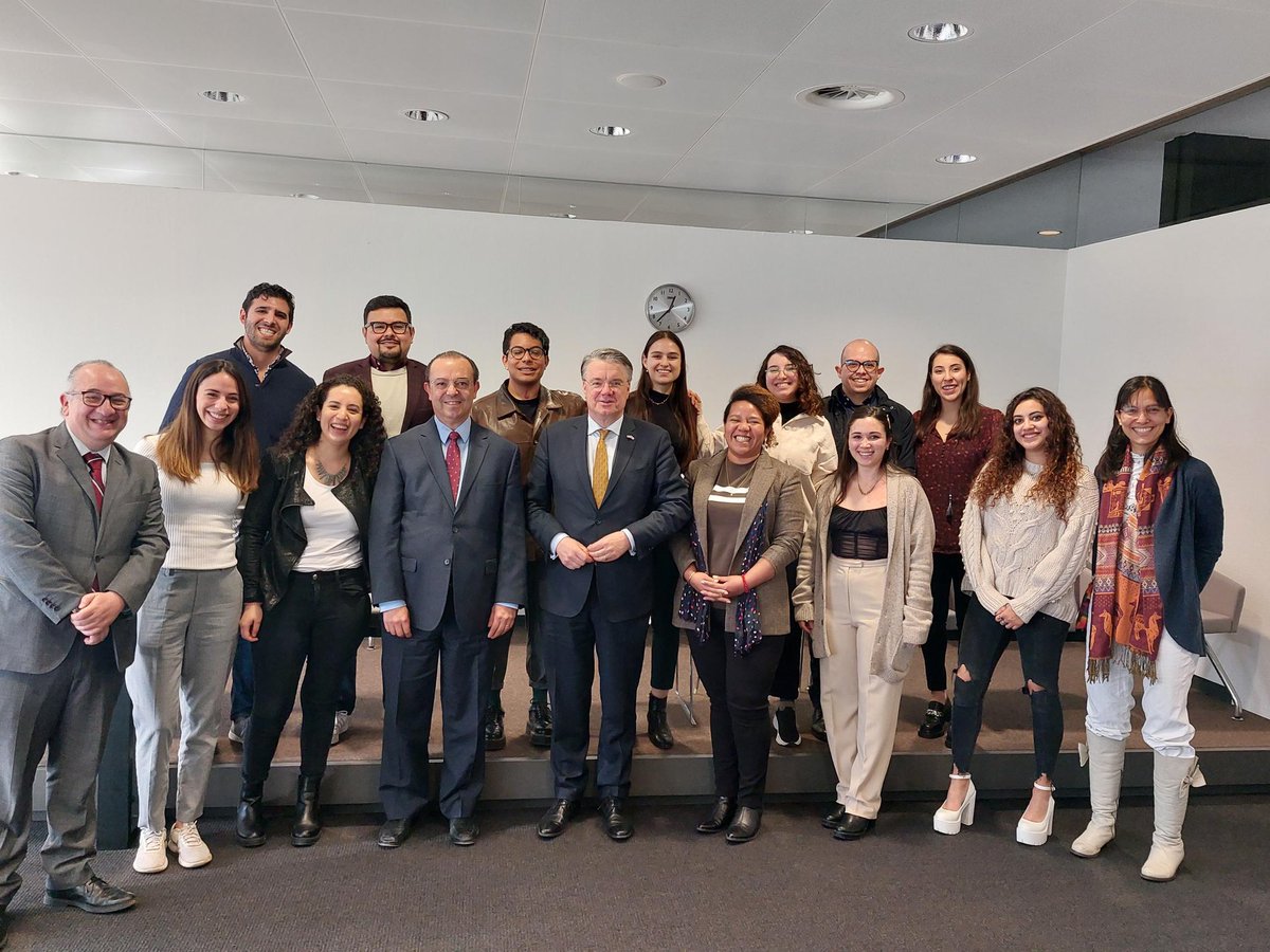 TilburgU_Rector's tweet photo. Friday @JA_Zabalgoitia (Ambassador Mexico) visited @TilburgU. Inspiring discussions about student exchange, strengthen collaborations in health and wellbeing (@TilburgU_Tranzo) and drive social innovation. Mexican students shared their experiences as TiU student. @EmbaMexNL https://t.co/vLvxkDsdpO