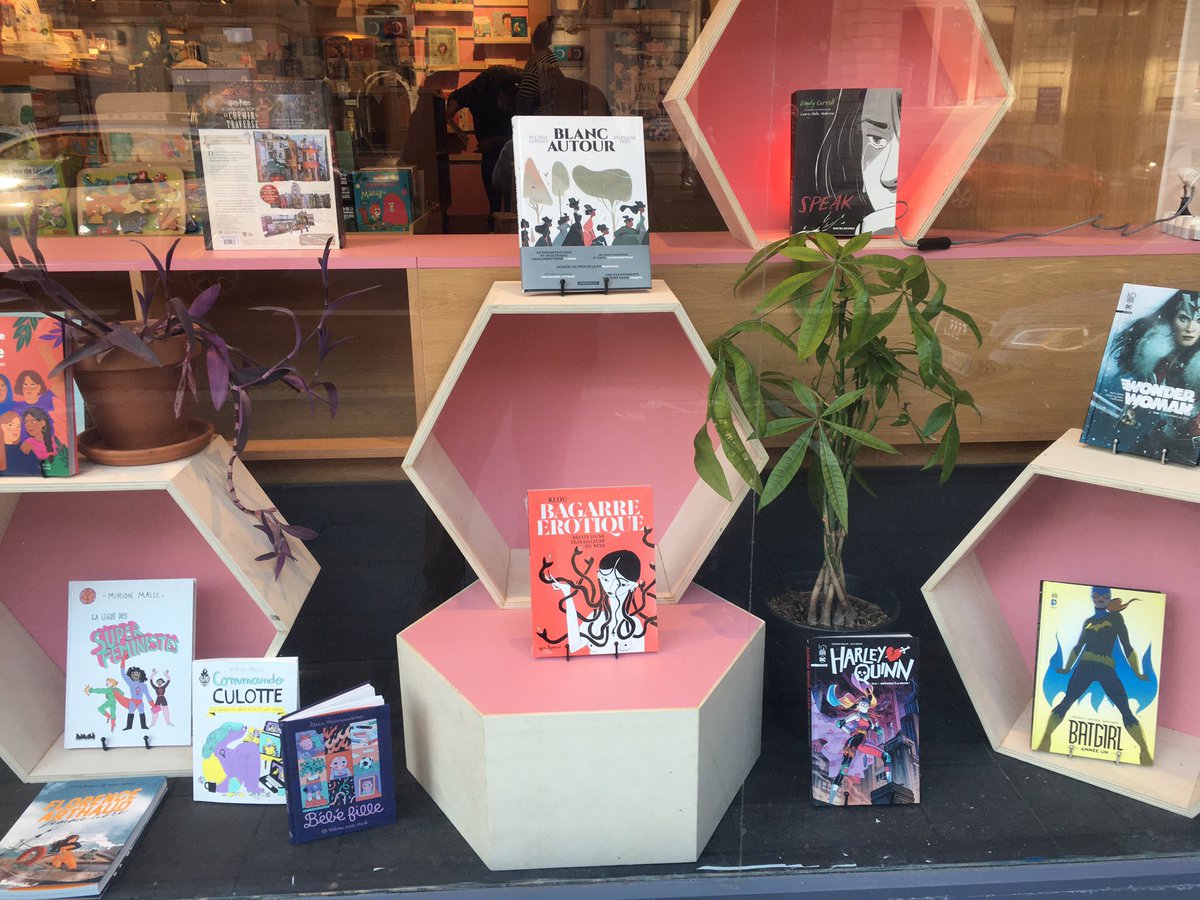 JPLegrandRbx's tweet photo. @VDNRoubaix j’étais heureux de découvrir il y a quelques mois la nouvelle @librairiecombo à #roubaix ( objectif: jeunes enfants et ados): déjà fait des achats.
Surpris très négativement par la nouvelle vitrine😟: à quand la présence des #femen pour présenter les livres aux jeunes https://t.co/4L6AmGovzT