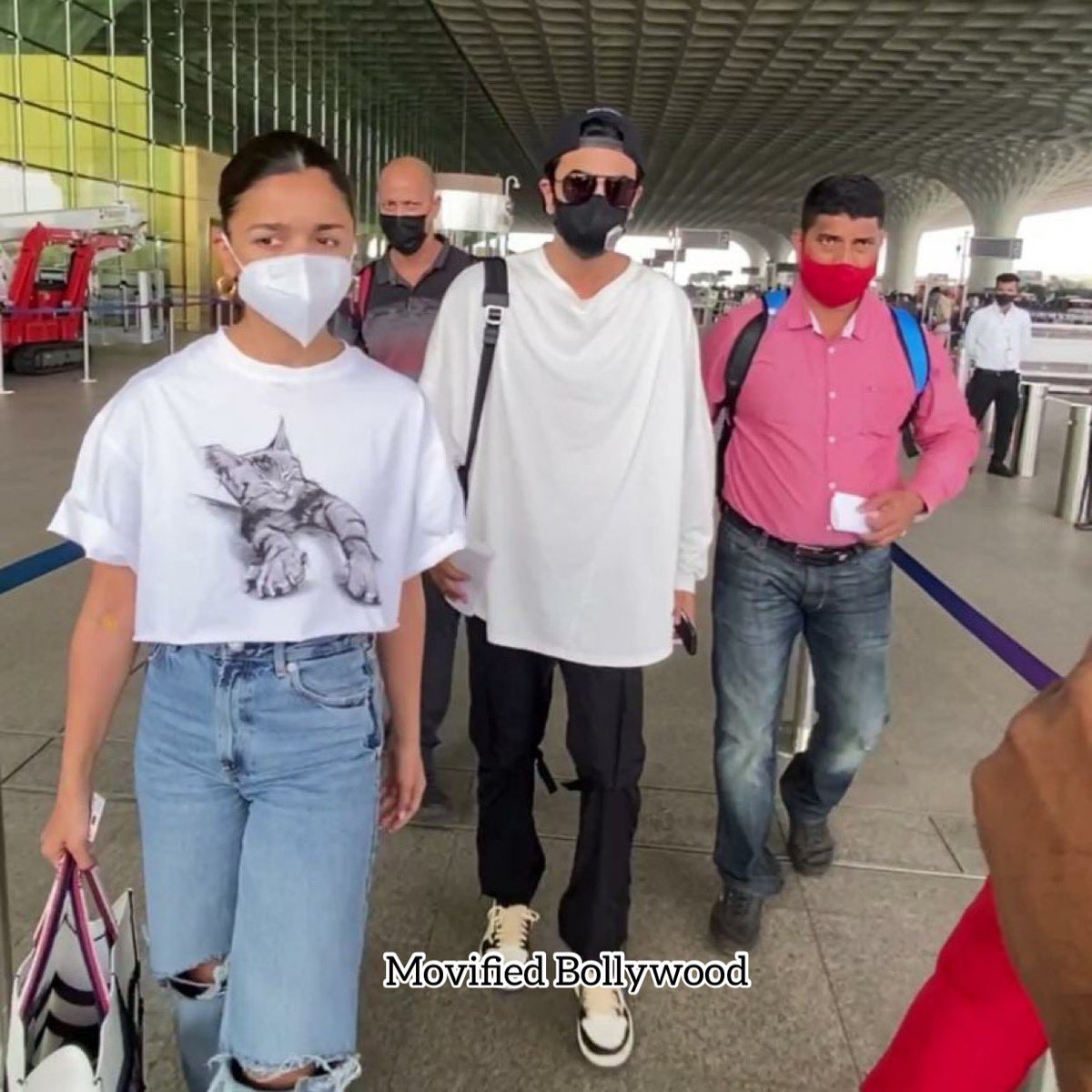 MovifiedBolly's tweet photo. Bollywood's power couple Ranbir Kapoor and Alia Bhatt jetting out of the city together. The couple didn't just opt for casual looks but also matched the colour of their tees in their airport look.
#movified #bollywood #aliabhatt #ranbirkapoor #couplegoals #spendtimetogether https://t.co/VZ1xHMYkSF