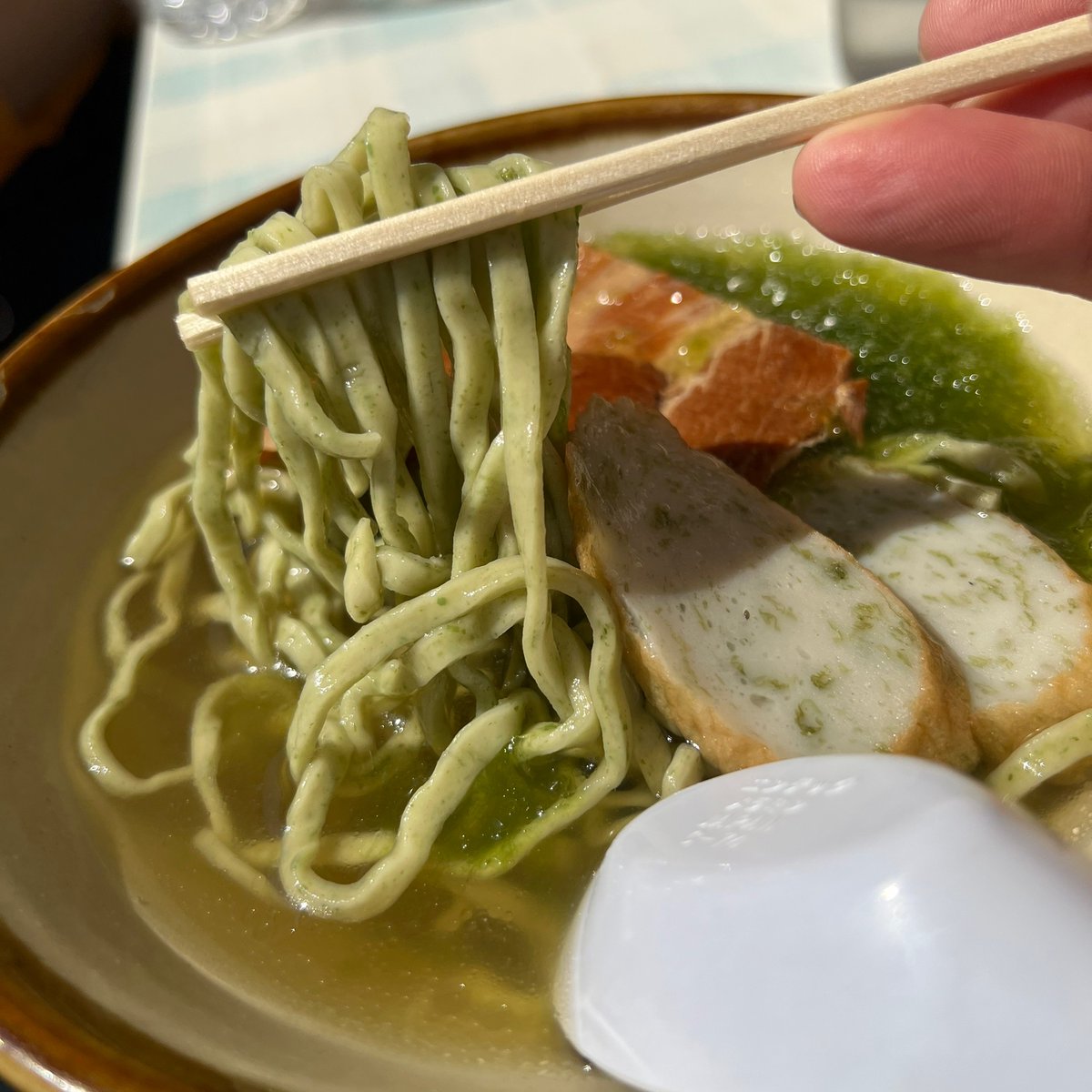 d241681's tweet photo. なかむらそば【恩納村】
⁡アーサを麺に練り込んだアーサそばが人気。
スープ、麺にもアーサが練り込まれています。
さらに驚くのは、かまぼこにまで練り込まれていること。
⁡おいしいそばに風味豊かなアーサが惜しげもなく加えられているので、人気になるのもうなずけます。 https://t.co/ryBROa3S93