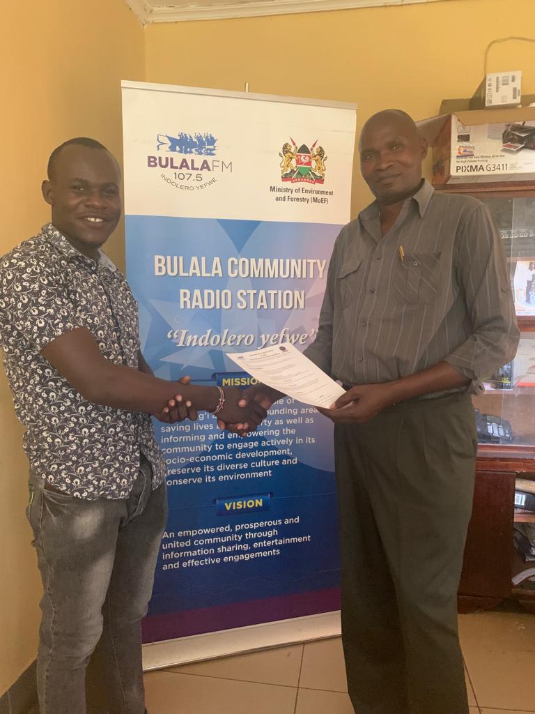 bulala_fm's tweet photo. Mpini FM Radio  a local online radio has officially entered into  partnership with Bulala 107.5 FM  Community Radio Station to produce programs that aimed at teenagers and Youths during these long holiday March-April 2022.The Moi signed Between Bulala's Patrick Ojanji https://t.co/rLkfejYDxz