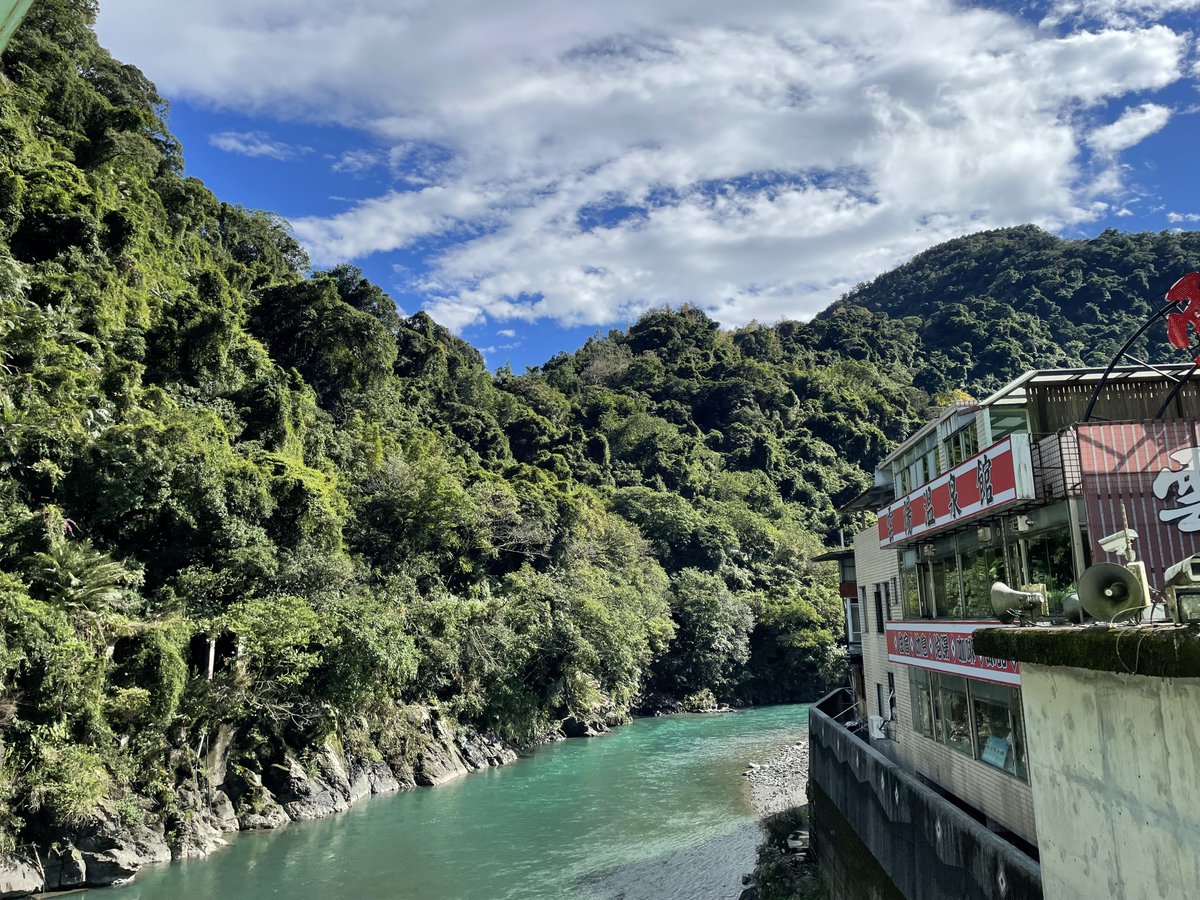 【台湾人気観光スポット】 快晴の空の下、烏来老街へ行って来ました♨️ https://t.co/8wxeZ9fMdx 雨がよく降ると言われる烏来ですが、青空が見られてラッキー♪烏来グルメも堪能