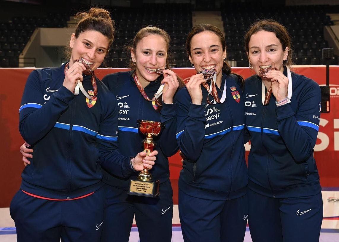 AytoLeganes's tweet photo. La leganense Celia Pérez se ha proclamado medalla de plata con el equipo español de la Copa del Mundo de #Esgrima celebrada en #Estambul (Turquía). La deportista leganense es un auténtico ejemplo de trabajo, esfuerzo y constancia para llegar tan lejos. https://t.co/qmE8Z7NYJf