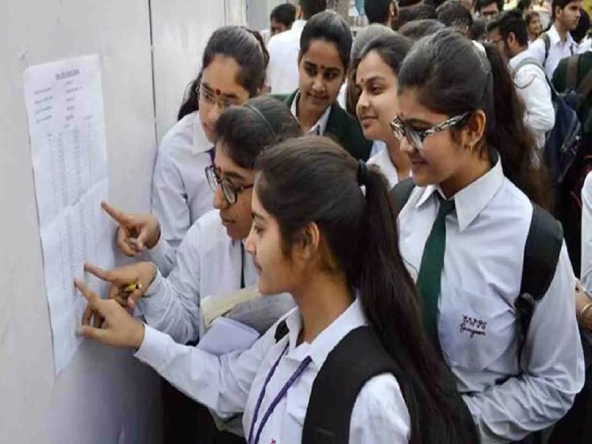 Ashu123gaur's tweet image. #cbseterm1 result have been declared..Much like class X,the overall class XII result was disappointing for many..

No physical classes conducted..lack of time for practice MCQs..

We request @cbseindia29 to lower the weightage of term 1 i.e, 30:70 of term 1 &amp;amp; term 2..
#CBSEResult