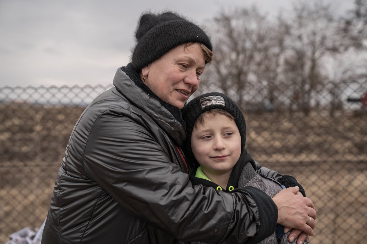 icmoldovan's tweet photo. Tender moments between Ukrainian mothers and their children after crossing the border into Romania.
Siret, March 2022
#Ukraine #peaceforukraine #refugees https://t.co/qrHvVYqLmf