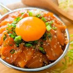にんにくの効いた美味しい一品に仕上がりそう!サーモンを使った「漬け丼」レシピ!