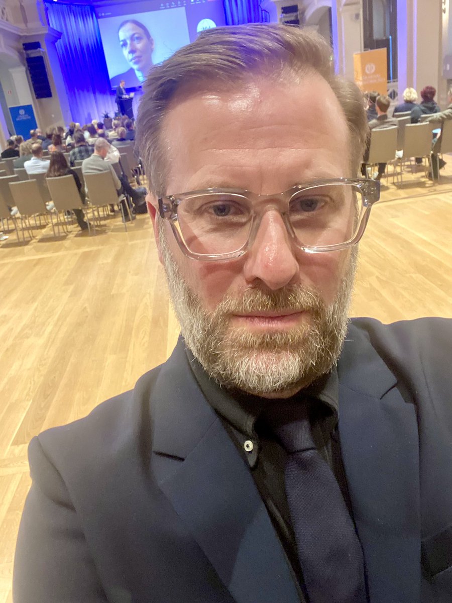 Här bakom pågår @lararnas seminarium om marknadsskolans vara eller inte vara. Är aktiebolagsformen lämplig för skolverksamhet? Med bl a <a href="/jonasvlachos/">Jonas Vlachos</a> <a href="/MGStromberg/">Marcus Strömberg</a> och <a href="/liandersson/">Li Andersson</a> #livetsomkommunikationschef #viärlr