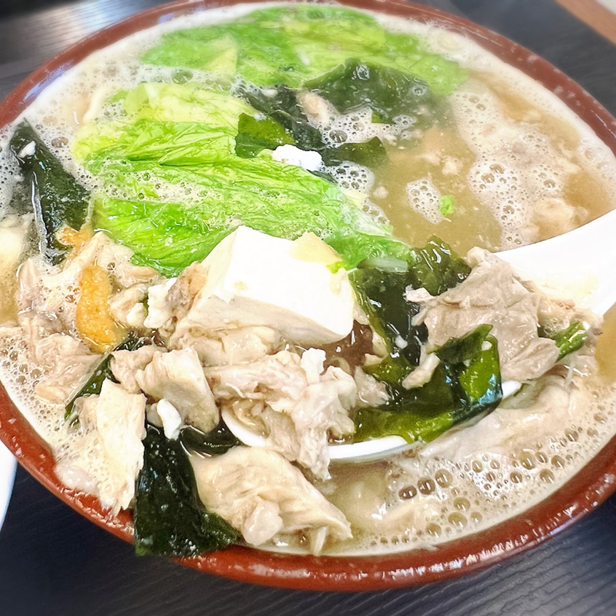 d241681's tweet photo. みそ汁亭秀【浦添市、宜野湾市】
沖縄で1番美味しいみそ汁屋さんと言っても
過言ではない程人気。
今回頼んだのは、肉汁ニンニク醤油で仕立てられ、具は豆腐、たまご、野菜、肉がお椀いっぱいで熱々のみそ汁がいただけます。
やさしい味で白米が100倍美味しくなる
みそ汁です。 https://t.co/e2Dl6rSETr