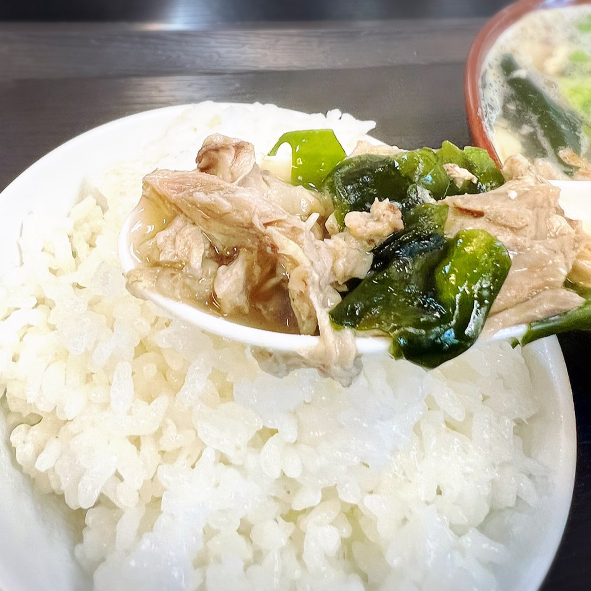 d241681's tweet photo. みそ汁亭秀【浦添市、宜野湾市】
沖縄で1番美味しいみそ汁屋さんと言っても
過言ではない程人気。
今回頼んだのは、肉汁ニンニク醤油で仕立てられ、具は豆腐、たまご、野菜、肉がお椀いっぱいで熱々のみそ汁がいただけます。
やさしい味で白米が100倍美味しくなる
みそ汁です。 https://t.co/e2Dl6rSETr