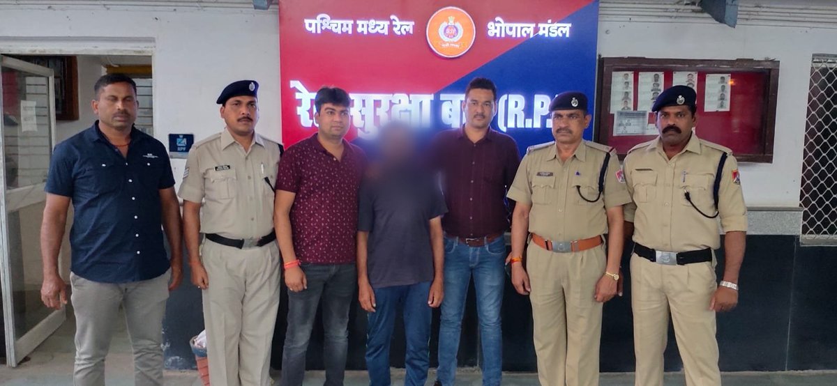 RPF_INDIA's tweet photo. Wanted accused in a case registered at Chattisgarh for kidnapping of a 3yrs old kid apprehended by #RPF Itarsi from train based on reliable intel. Pan India reach of @RPF_INDIA  helps police to arrest criminals on run.
#OperationRailPrahari
#SentinelsOnRail
@RailMinIndia https://t.co/Fib76Opf5X
