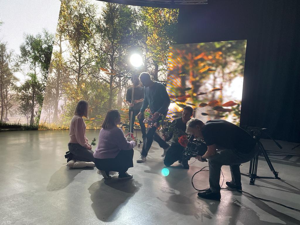 recodestudioxr's tweet photo. A beautiful product to work with, the stunning #WyeValleyGin from #SilverCircleDistillery the product looked amazing in the studio, shot against #virtualproduction natural environments & a modern kitchen scene. The films will be used across all digital advertising channels. https://t.co/ViFj3U3Jfz