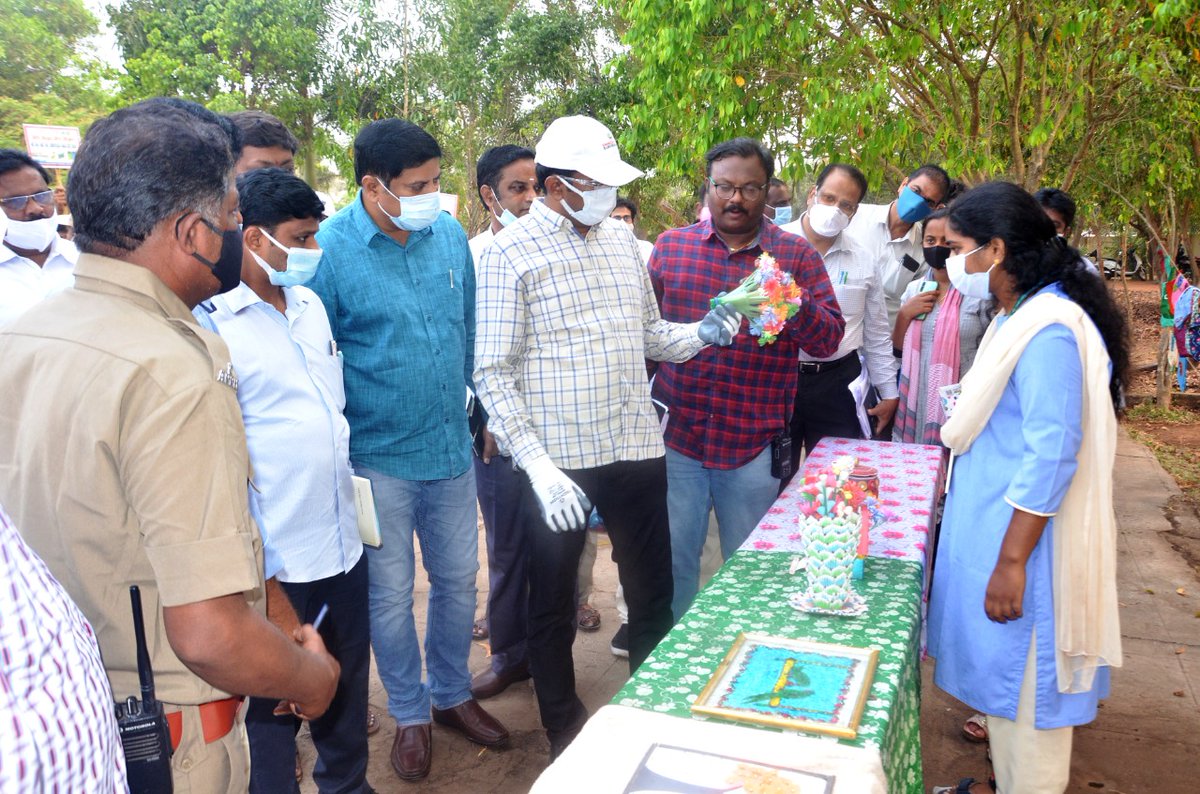 GVMC_VISAKHA's tweet photo. Commissioner GVMC Dr G Lakshmisha visited the stalls displaying the cloth bag challenge and waste to wonder by school children of ZPHS Narava. Also the Eco friendly products stall by Green Waves.

#SwachhSurvekshan2022Visakhapatnam
#AzadikaAmritMahotsav
#SwachhSurvekshan2022 https://t.co/4eJxlSKCcx