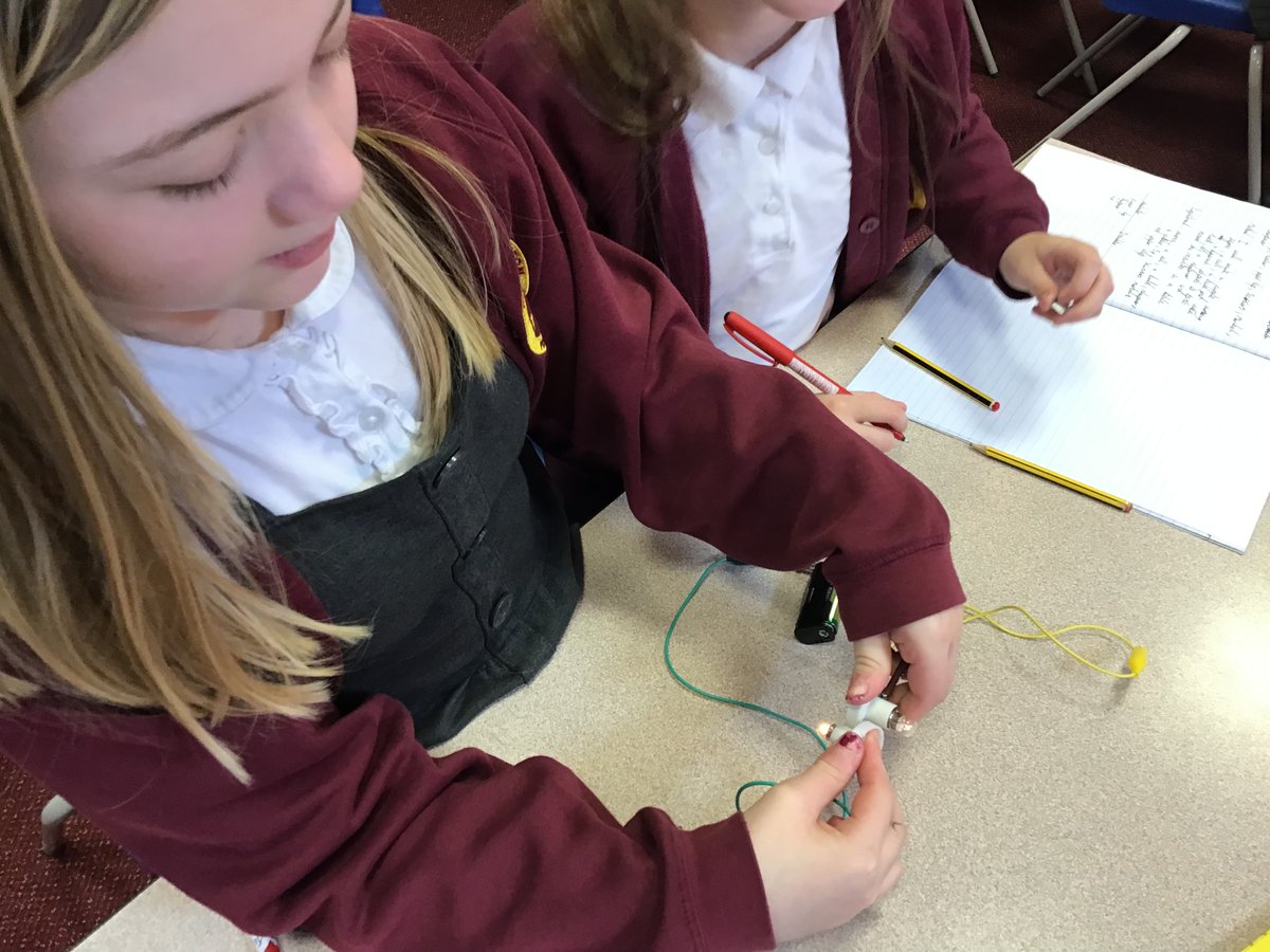 ABCPschool's tweet photo. #Class45H are investigating different insulators and conductors in science this morning #ABScience https://t.co/KtdSylhvpO