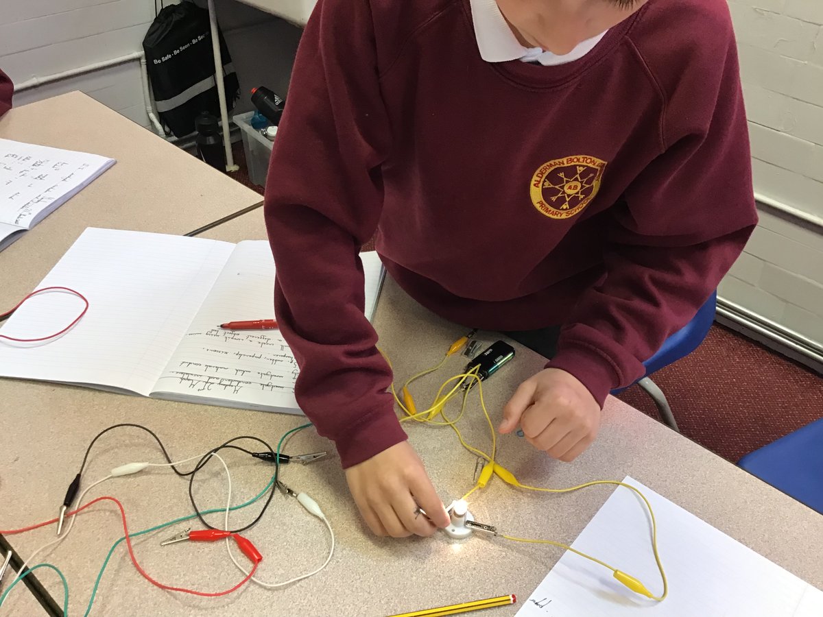 ABCPschool's tweet photo. #Class45H are investigating different insulators and conductors in science this morning #ABScience https://t.co/KtdSylhvpO