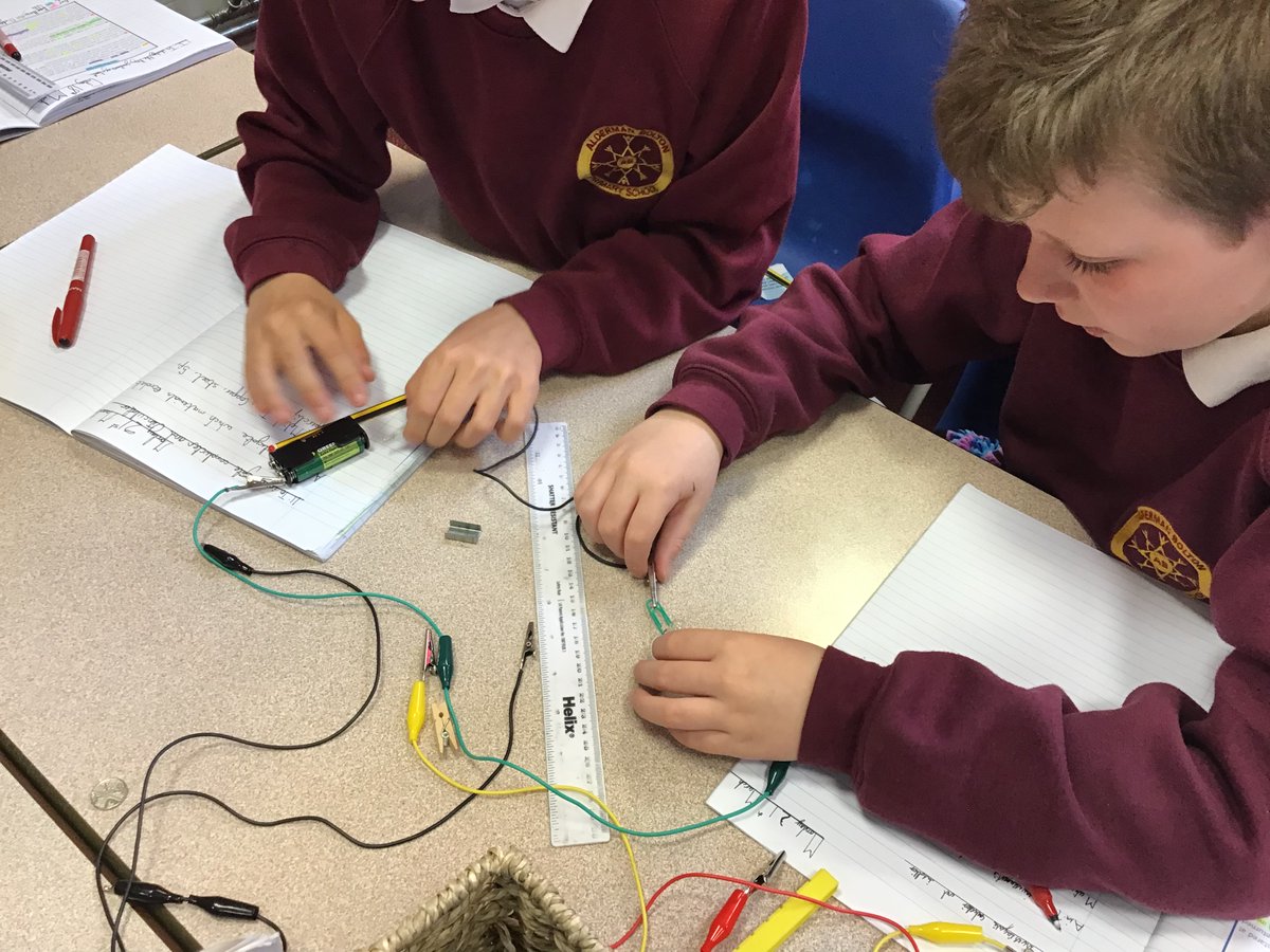 ABCPschool's tweet photo. #Class45H are investigating different insulators and conductors in science this morning #ABScience https://t.co/KtdSylhvpO