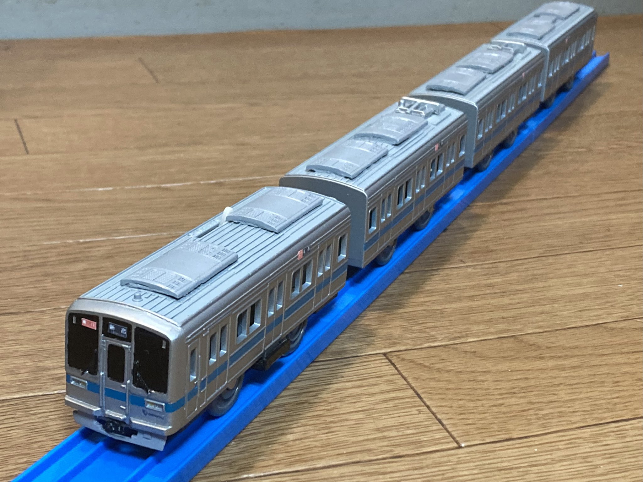 津島 新作の改造プラレール 小田急1000形未更新4連 完成しました ようやく理想としてた1000形作れました クーラーは323系のをゴニョニョして作り複製し後尾にはラジオアンテナを設置 他形式やクヤなどを連結できるので色々と楽しるかと 6連もそのうち着工