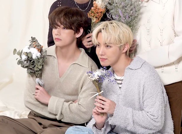 vhopediary's tweet photo. most prettiest flowers among those flowers 💐 https://t.co/XXB9mnpJb5