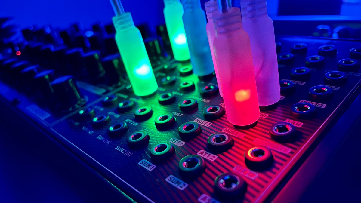 thehorsevalse's tweet photo. The @Behringer  #neutron looks amazing in the dark with @ASUKLTD  LED CV cables!
It is a lot of fun! 😃

#behringer #behringerneutron #synth #semimodular #semimodularsynth #homestudio #eurorack #eurorackmodular #analougesolutions #showusyoursetup https://t.co/rM7sznwuVq
