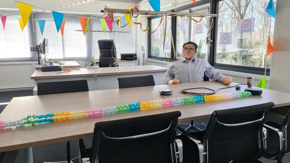 Als je 50 wordt dan kom je daar bij Hitma niet zomaar onderuit... Van harte gefeliciteerd Michiel Jansen!🥳🎉 <a href="/GielMJ/">Michiel Jansen</a> 

#Abraham #werkenbijHitma #verjaardag #feest