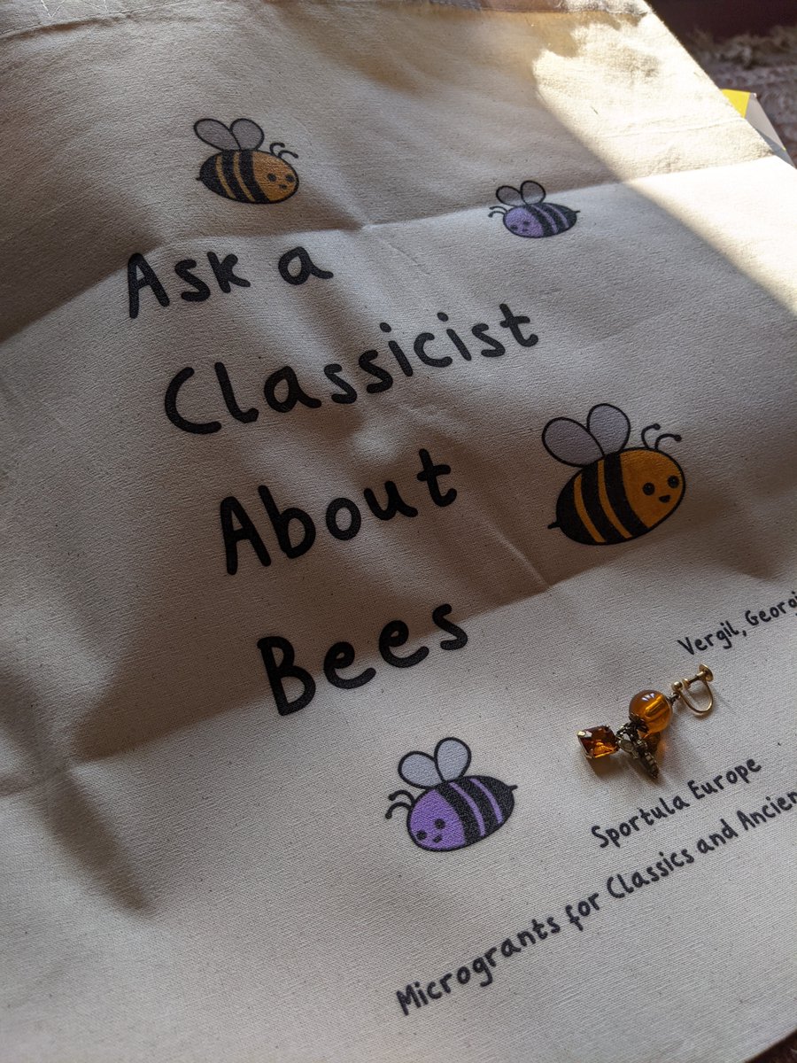 Been ill all weekend so I made some earrings to cheer myself up, inspired by my lovely new <a href="/SportulaEurope/">Sportula Europe</a> bag. 🐝